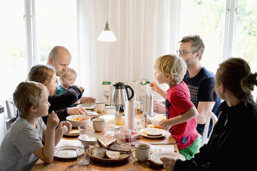 Familie mit Kindern beim Frühstück am Tisch - FOLF06009