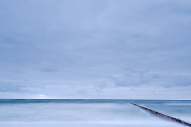 Seelandschaft mit Wellenbrecher unter stimmungsvollem Himmel - FOLF06018