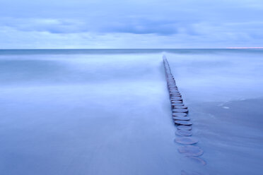 Seelandschaft mit Wellenbrecher unter stimmungsvollem Himmel - FOLF06019