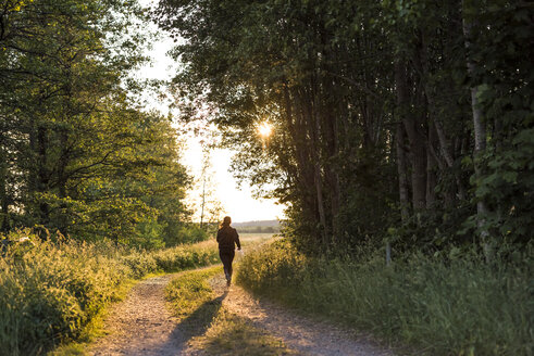 Jugendliches Mädchen joggt im Wald - FOLF06036