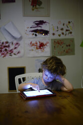 Junge spielt auf digitalem Tablet - FOLF06047