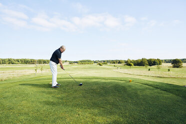 Älterer Mann spielt Golf - FOLF06104