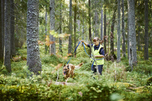 Freiwilliger mit Hund hilft Rettungsdiensten bei der Suche nach Vermissten - FOLF06108