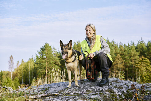 Porträt eines Freiwilligen mit Hund, der den Rettungsdiensten bei der Suche nach vermissten Personen hilft - FOLF06111