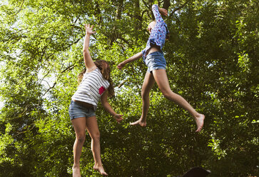 Zwei Mädchen springen - FOLF06127