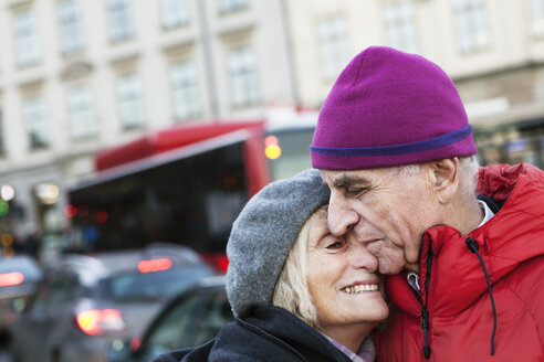 Älteres Paar, das sich auf der Straße umarmt - FOLF06131