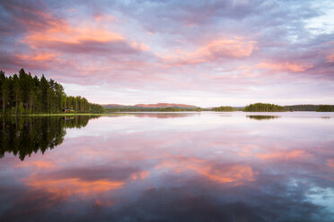 Panoramaaussicht auf den See bei Sonnenuntergang - FOLF06143