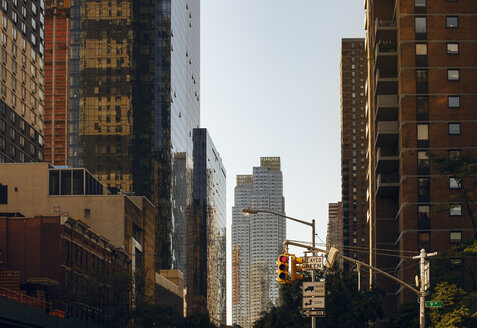 Leere Straße in Manhattan mit hohen Gebäuden - FOLF06176