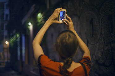 Woman taking photo in Berlin at night - FOLF06179