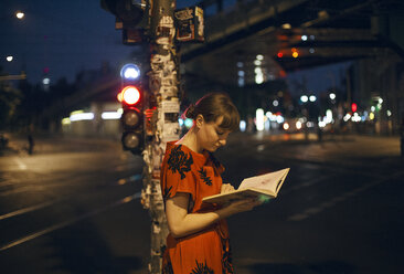 Lesende Frau in Berlin bei Nacht - FOLF06180