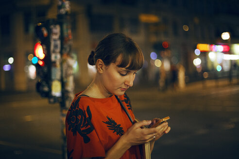 Frau schreibt nachts in Berlin eine SMS - FOLF06181