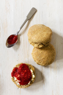 Scones made of einkorn wheat with strawberry jam and clotted cream - EVGF03332