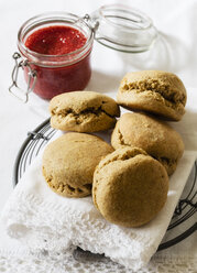 Scones aus Einkornweizen mit Erdbeermarmelade und Clotted Cream - EVGF03334