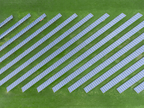 Deutschland, Bayern, Luftaufnahme von Solarmodulen, lizenzfreies Stockfoto