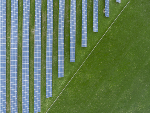 Deutschland, Bayern, Luftaufnahme von Solarmodulen, lizenzfreies Stockfoto