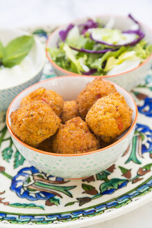 Falafel, Salat, Rot- und Weißkohl, Joghurtsauce mit Minze - LVF06847