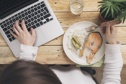 Frau beim Mittagessen und mit Laptop - SKCF00379