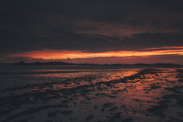 Frankreich, Bretagne, Landeda, Dünen von Sainte-Marguerite, Meereslandschaft mit Strand in der Abenddämmerung - GUSF00575