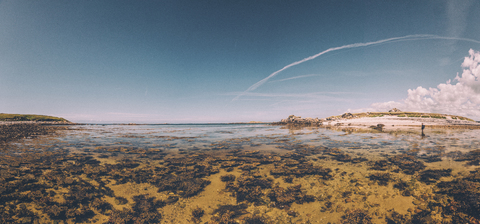 Frankreich, Bretagne, Landeda, Dünen von Sainte-Marguerite, Meereslandschaft mit Frau im Hintergrund, lizenzfreies Stockfoto