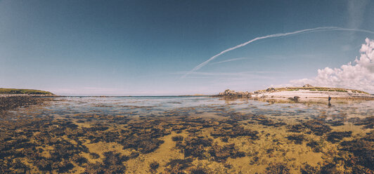 Frankreich, Bretagne, Landeda, Dünen von Sainte-Marguerite, Meereslandschaft mit Frau im Hintergrund - GUSF00578