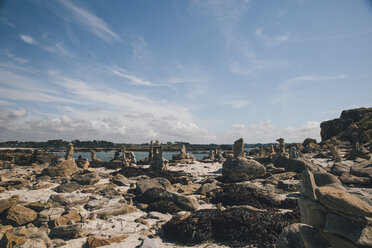 France, Brittany, Guisseny, rocks at the coast - GUSF00583