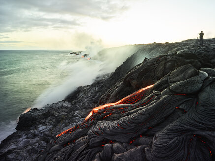 Hawaii, Big Island, Hawai'i Volcanoes National Park, Lava fließt in den Pazifischen Ozean, Fotograf - CVF00320