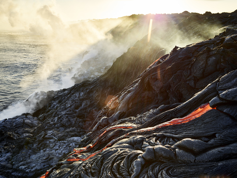 Hawaii, Big Island, Hawai'i Volcanoes National Park, Lava fließt in den Pazifischen Ozean, lizenzfreies Stockfoto