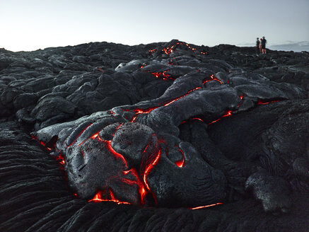 Hawaii, Big Island, Hawai'i Volcanoes National Park, Touristen stehen auf einem Lavafeld - CVF00325