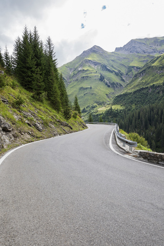 Österreich, Vorarlberg, kurvenreiche schmale Alpenstraße von Warth nach Lech, Lechtal, lizenzfreies Stockfoto