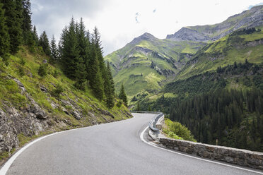 Austria, Vorarlberg, winding narrow alpine road from Warth to Lech, Lech valley - GWF05491