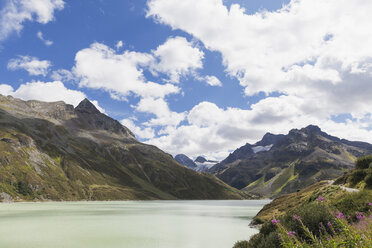 Österreich, Vorarlberg, Alpen, Silvretta-Stausee auf der Bielerhöhe, Silvretta-Massiv mit Piz Buin, Ochsenthaler Gletscher und kleinem Piz Buin - GWF05493