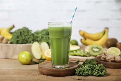 Green smoothie surrounded by ingredients - RTBF01127