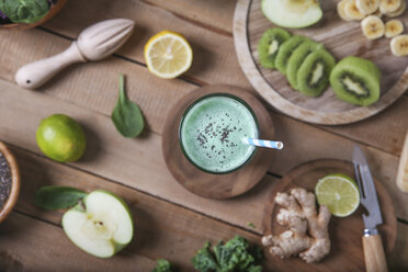 Green smoothie surrounded by ingredients - RTBF01128