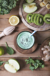 Green smoothie surrounded by ingredients - RTBF01129