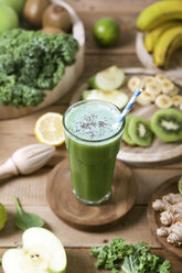 Green smoothie surrounded by ingredients - RTBF01130