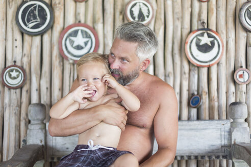 Mittelgroßer Mann mit seinem Sohn am Diani Beach, Kenia - FOLF06209