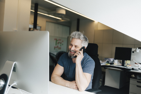 Mann an einem Bürotisch, lizenzfreies Stockfoto