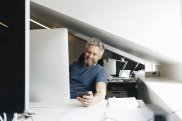 Man at an office desk - FOLF06253