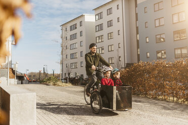 Mann radelt mit seinen Söhnen - FOLF06260