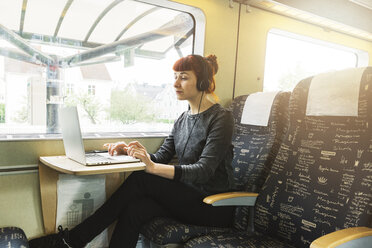 Frau benutzt Laptop im Zug - FOLF06279