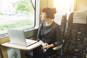 Frau benutzt Laptop im Zug - FOLF06280