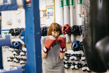 Ältere Frau beim Boxtraining - FOLF06295