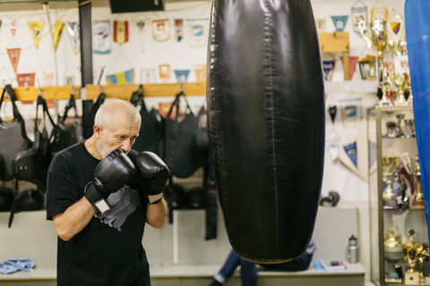 Älterer Mann beim Boxtraining, lizenzfreies Stockfoto