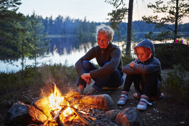 Mother and daughter by a campfire - FOLF06346