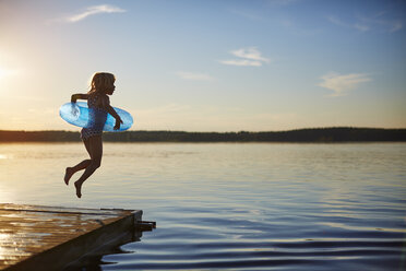 Girl jumping off a pier - FOLF06348