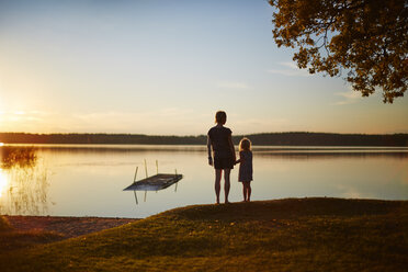Mutter und Tochter am See bei Sonnenuntergang - FOLF06349