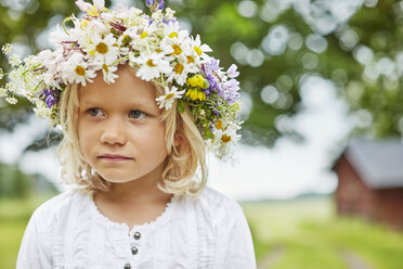 Girl wearing a flower crown - FOLF06350