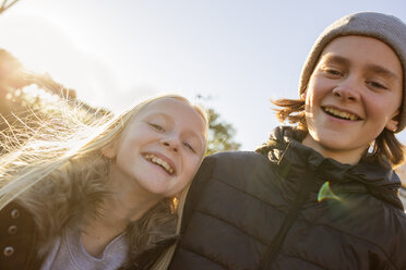 Brother and sister smiling - FOLF06357