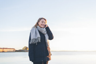 Frau am Telefon am Meer - FOLF06366