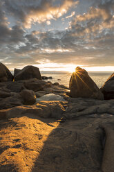 Felsen am Meer bei Sonnenuntergang - FOLF06393